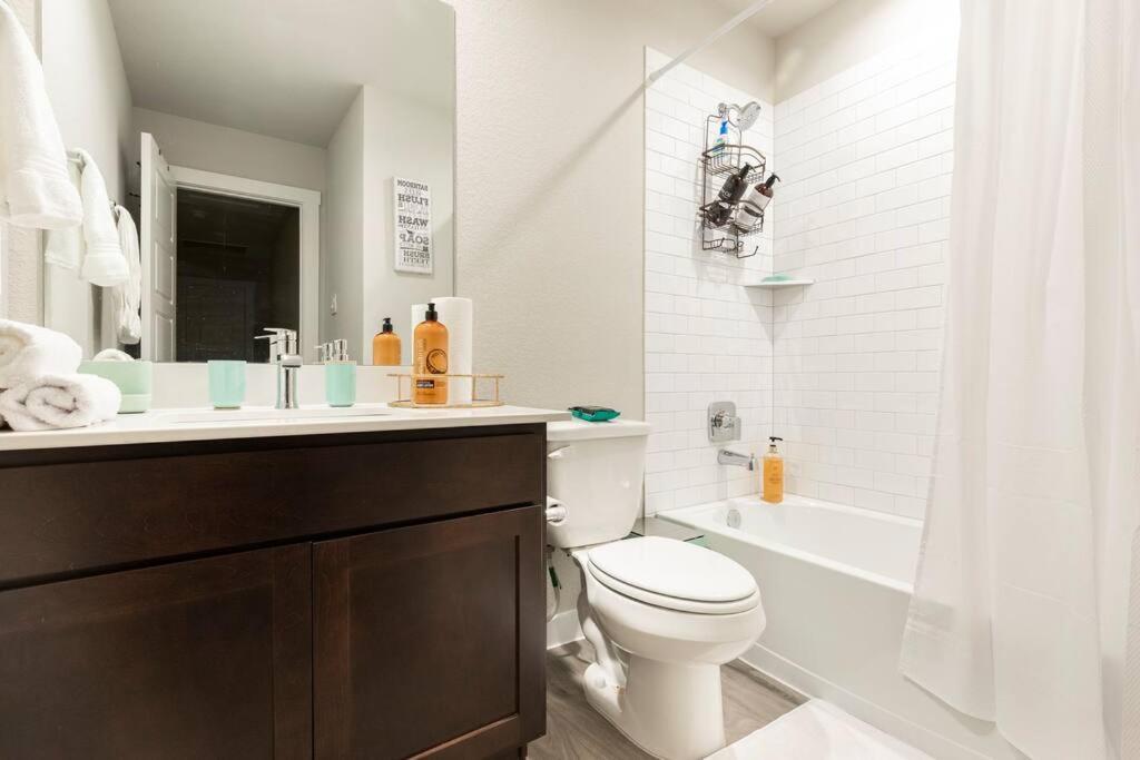 Villa Luxe 3 Bedroom - Near Airport, Nrg, Downtown Houston