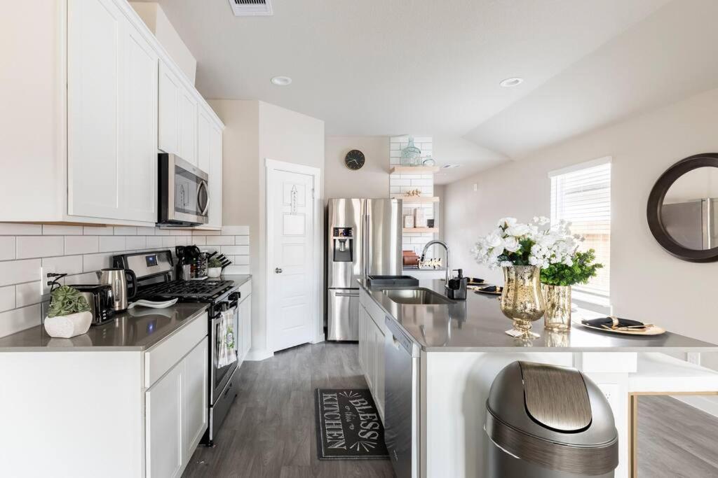 Luxe 3 Bedroom - Near Airport, Nrg, Downtown *